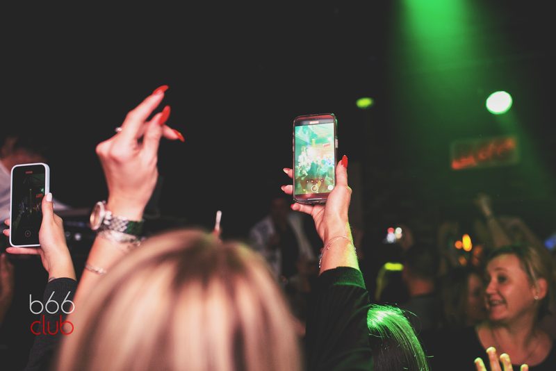 Telefony uniesione nad tłumem podczas koncertu w B66 Club