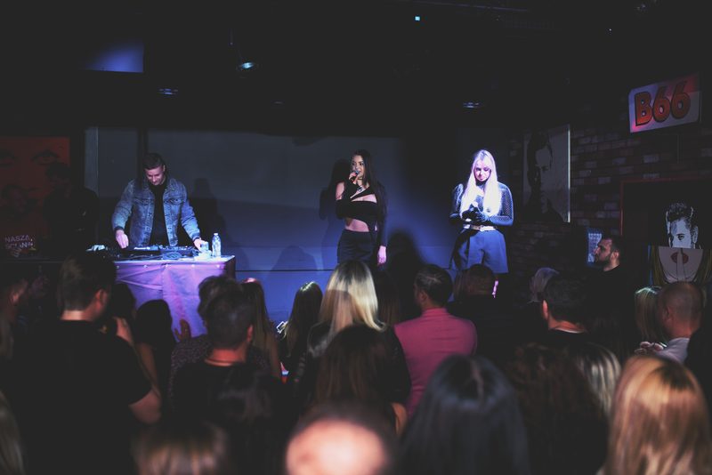 DJ i wokalistki na żywo przed pełnym parkietem w B66 Club