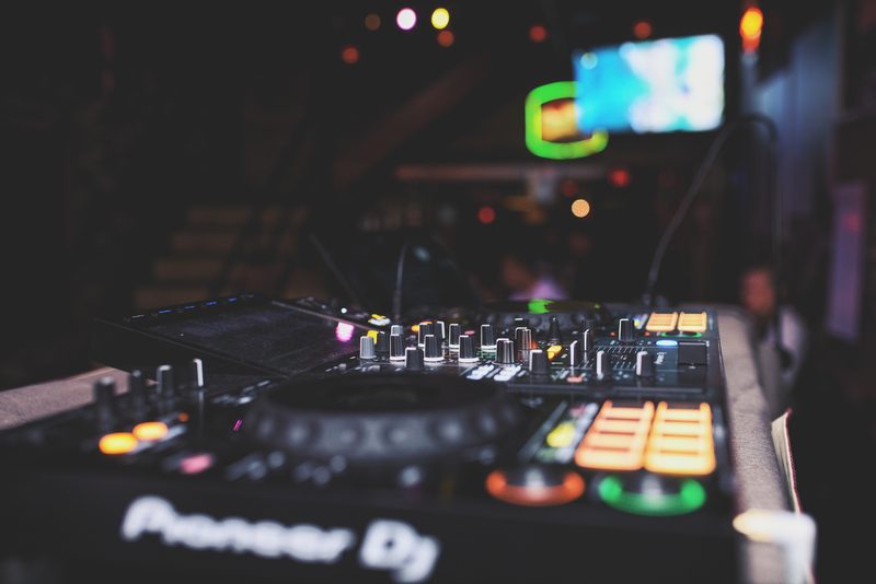 Stanowisko DJ-skie Pioneer w B66 Club przed rozpoczęciem wieczoru