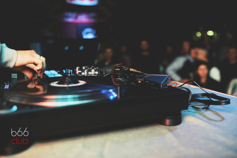 Dłoń na gramofonie w trakcie miksu w B66 Club