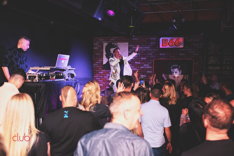 Zatłoczony weekendowy wieczór w B66 Club, Brooklyn